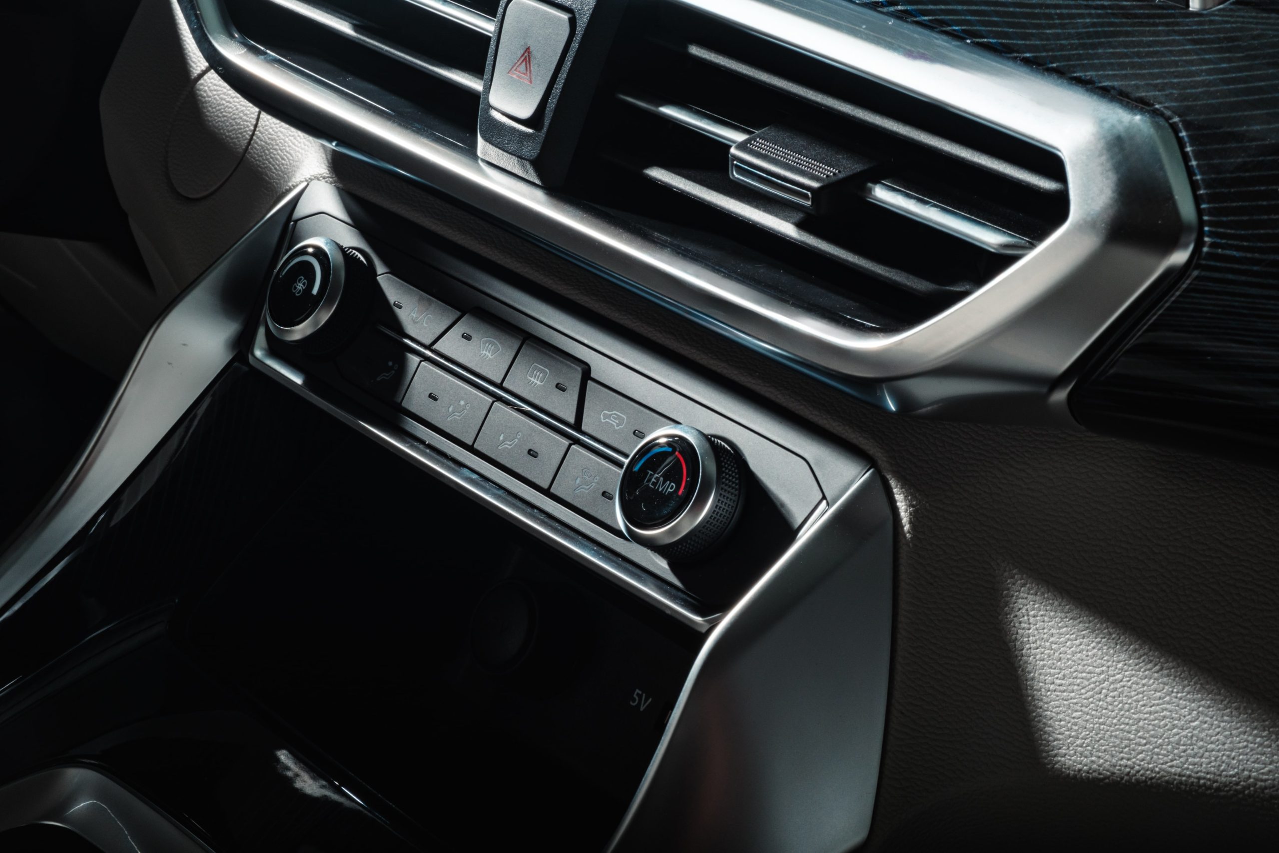 Image of dashboard buttons and knobs of MG G50 Plus.