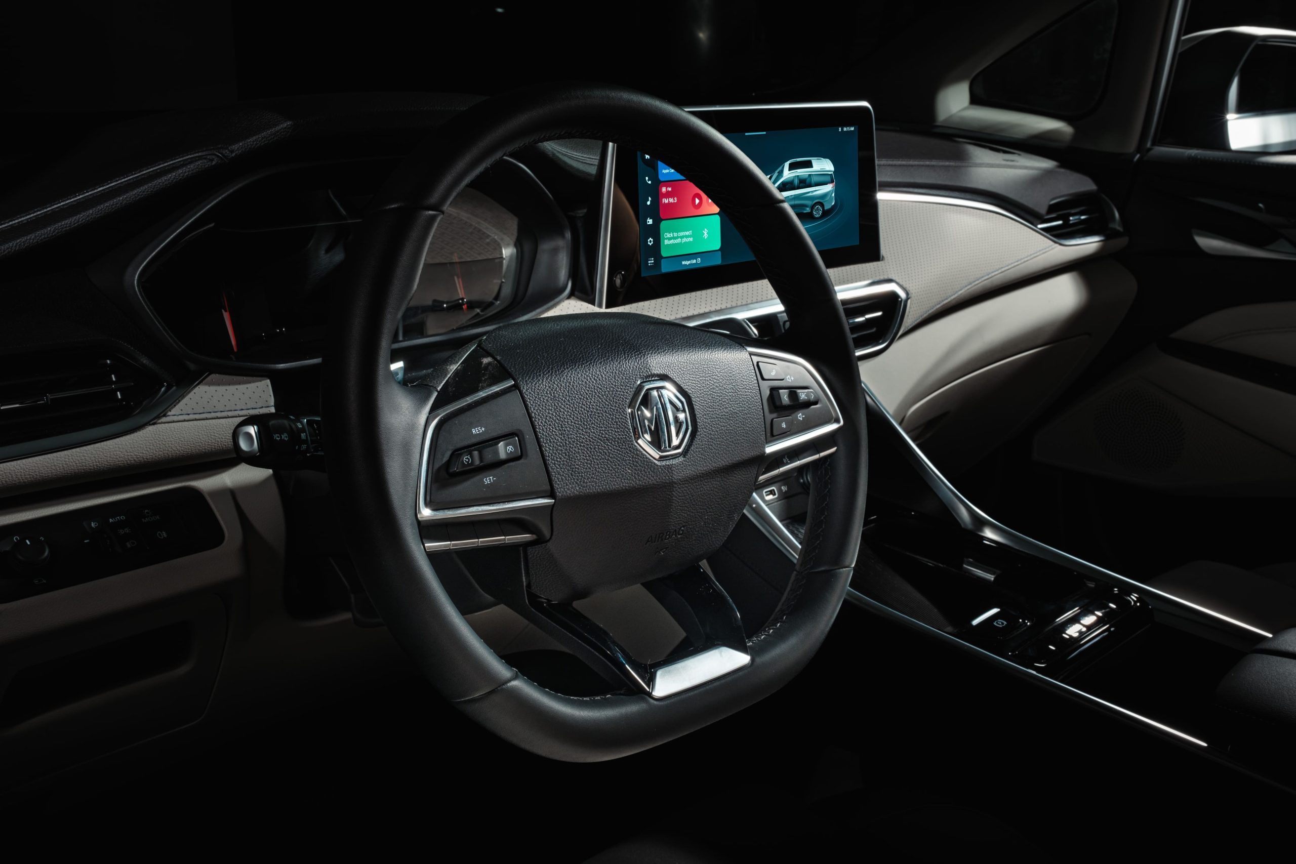 Image of leather steering wheel and central 12.3 inch touchscreen of the MG G50 Plus.