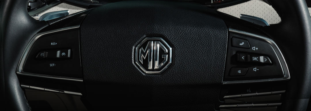 Image of the MG badge on the multifunction steering wheel of the MG G50 Plus.