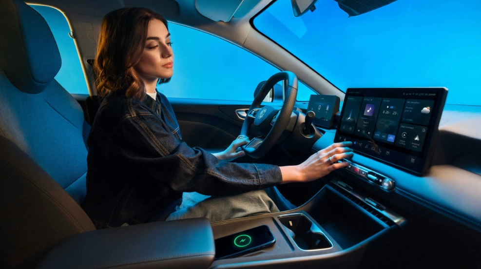 12.8” Touchscreen screen